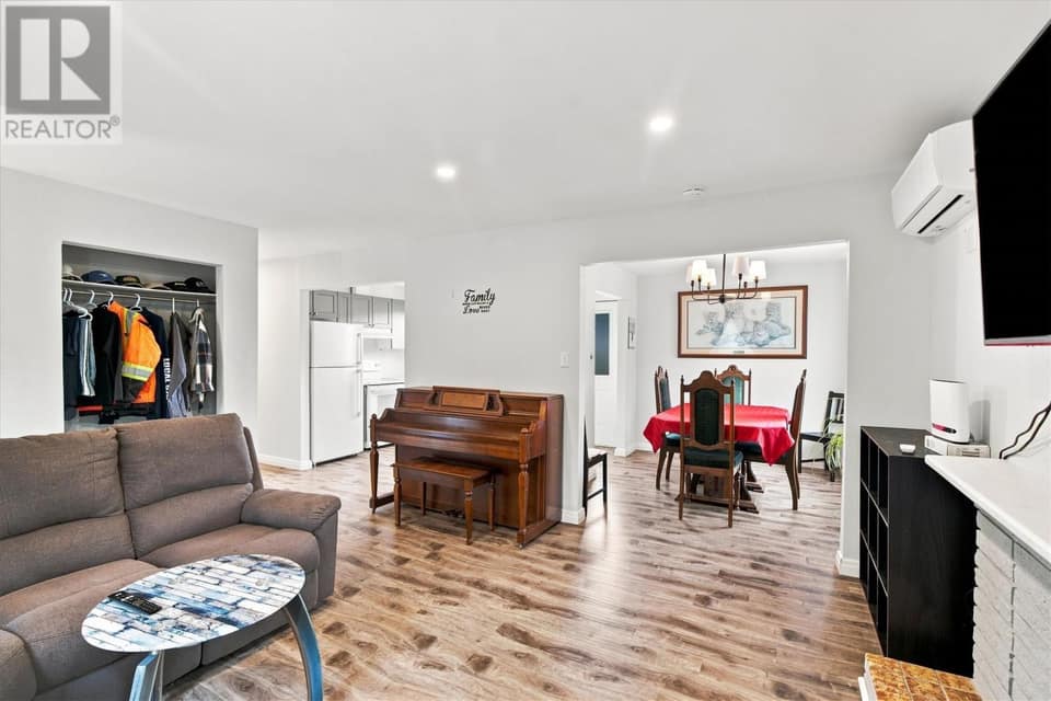 531 St. Thomas Line, photo 4 of 26