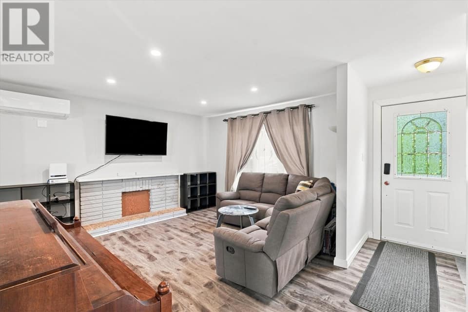 531 St. Thomas Line, photo 5 of 26