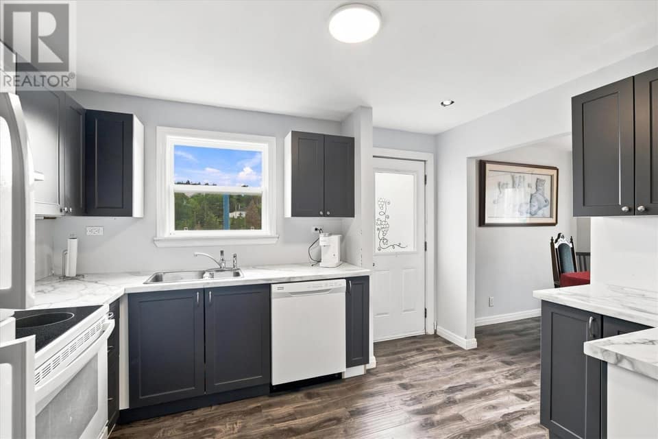 531 St. Thomas Line, photo 6 of 26