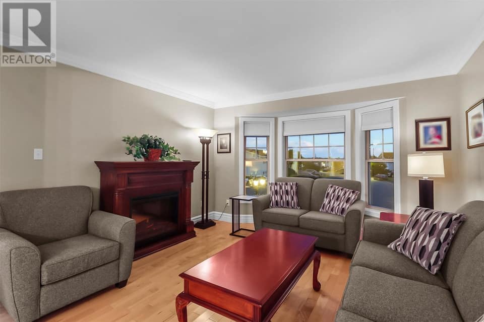 49 Sapphire Crescent, photo 5 of 26