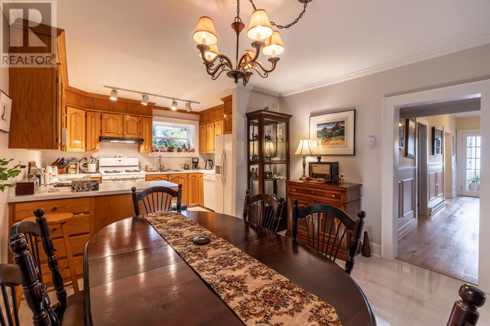 184 Forest Road, photo 9 of 27