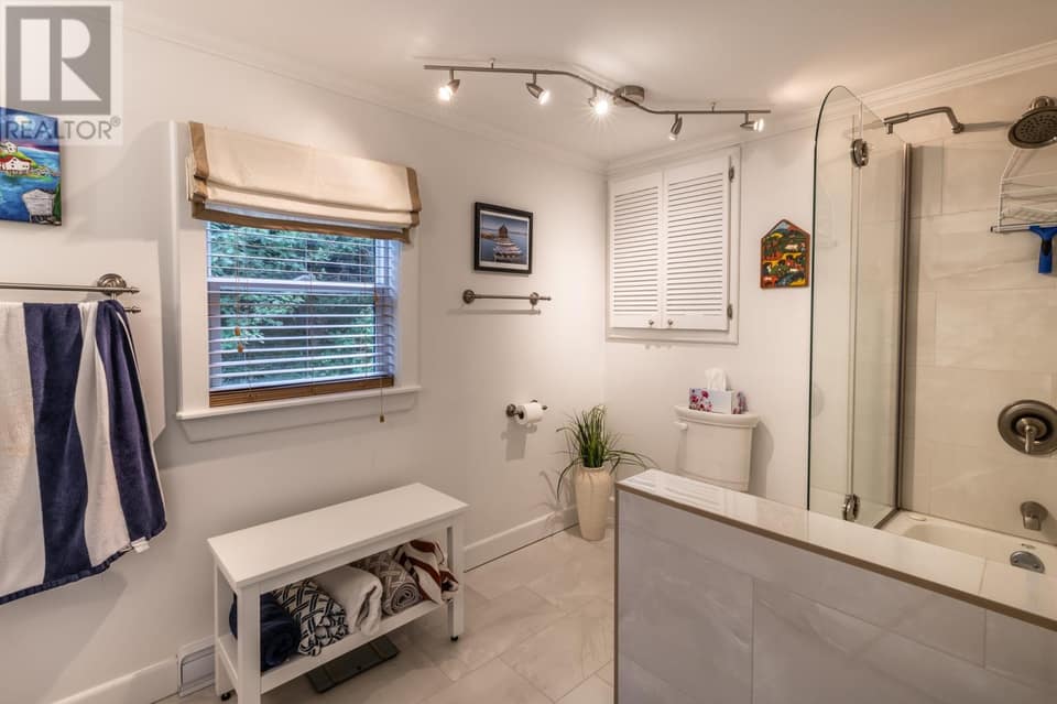 184 Forest Road, photo 16 of 27