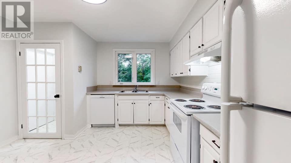 215 Canada Drive, photo 4 of 44