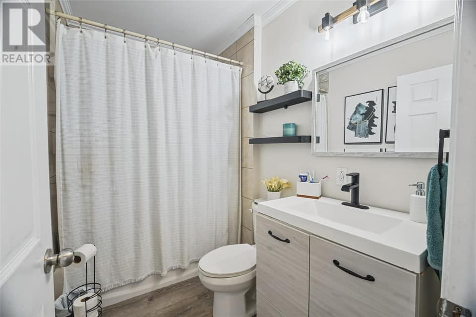 44 Canada Drive, photo 10 of 28