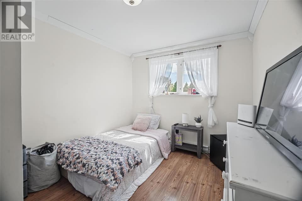 44 Canada Drive, photo 14 of 28