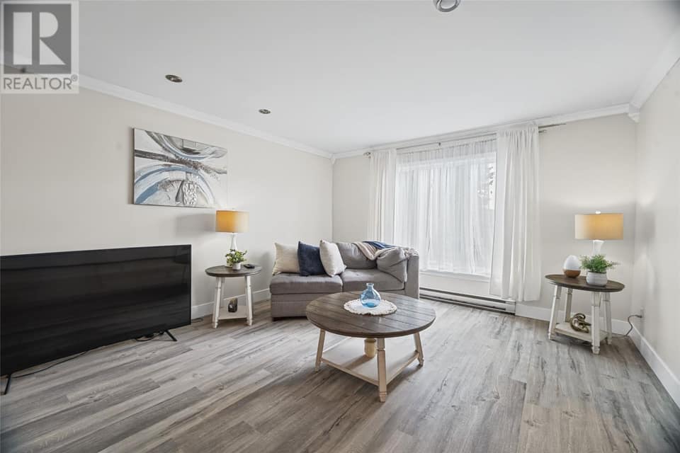 44 Canada Drive, photo 4 of 28