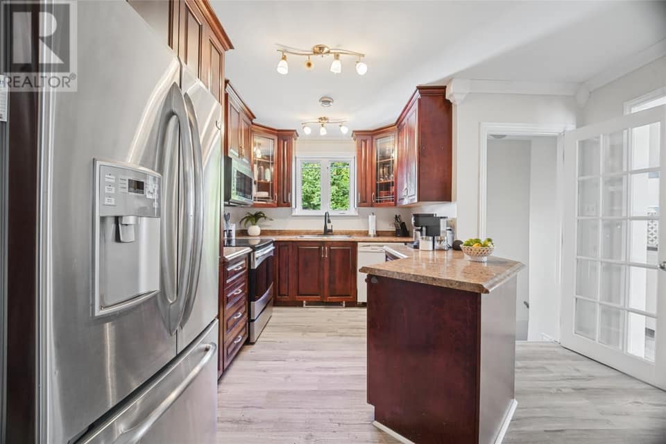 44 Canada Drive, photo 8 of 28