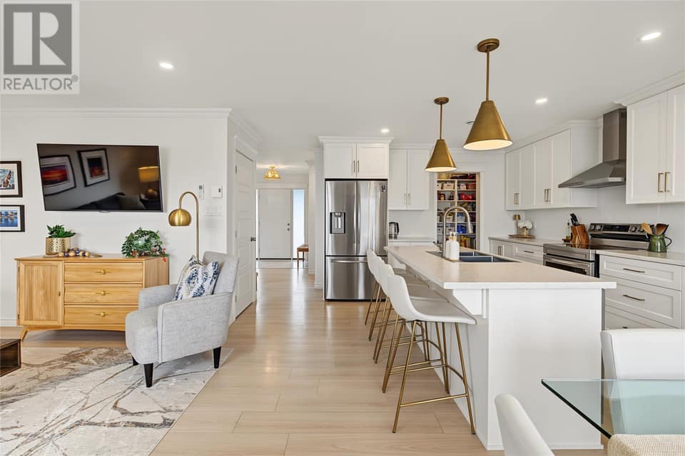 172 Lanark Drive, photo 11 of 31