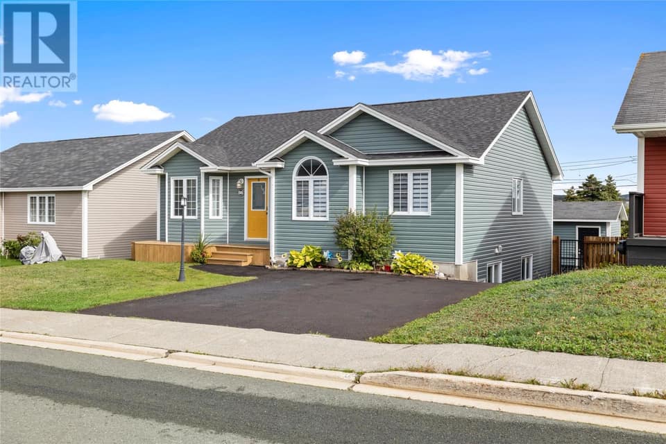 86 Hollyberry Drive, photo 1 of 37