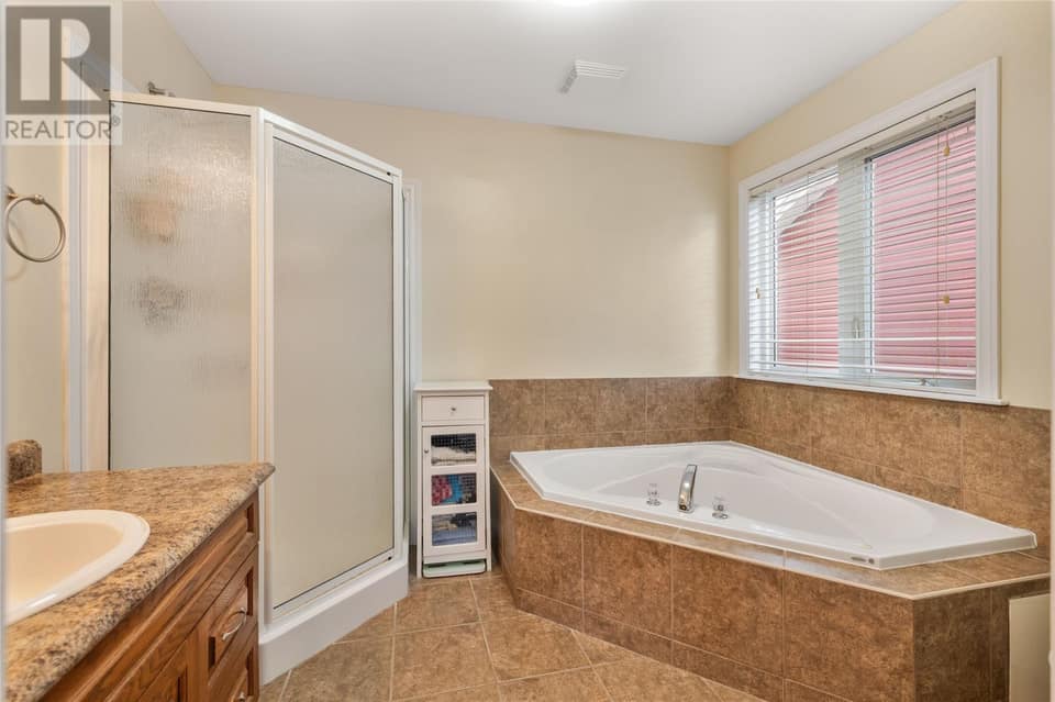 86 Hollyberry Drive, photo 17 of 37