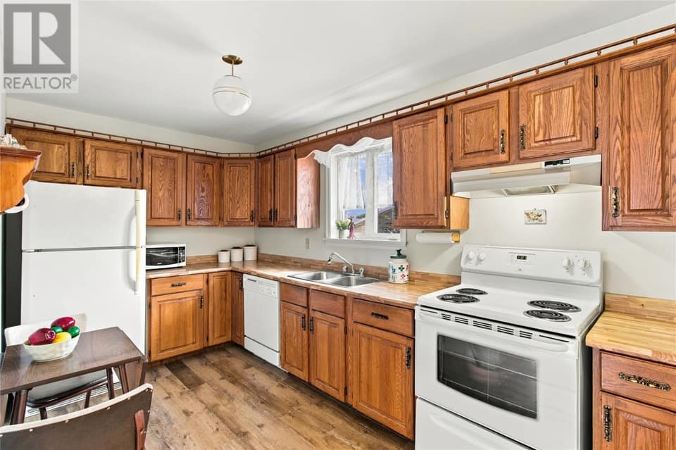 87 Guzzwell Drive, photo 7 of 37