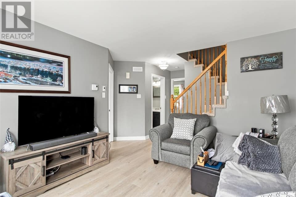 176 Green Acre Drive, photo 5 of 25